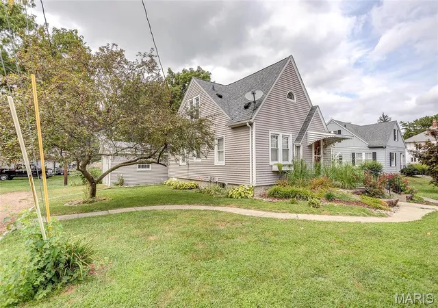 Photo 2 of Single family home for sale at 111 W Barr Pl, Jerseyville, IL 62052 | MLS# MIS26019043 | Listing updated on 2026-08-10