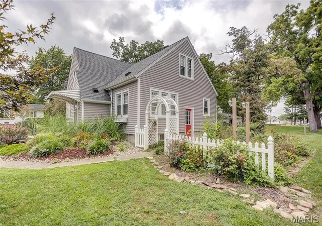 Photo 2 of Single family home for sale at 111 W Barr Pl, Jerseyville, IL 62052 | MLS# MIS26019043 | Listing updated on 2026-08-10