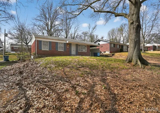 Photo 3 of Sale Pending at 1722 Bradshaw Dr, Saint Louis, MO 63136 | MLS# MIS26019107 | Listing updated on 2026-08-06