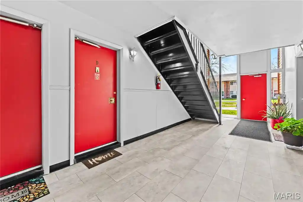 Listing Photo 2 - Condo for sale in 9117 Villaridge Ct located at 9117 Villaridge Ct, St. Louis, MO 63123 - Unit 9117 Villaridge Ct
