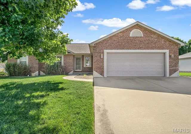 Homes for sale in Red Bud, IL | 1051 White Oak Dr, Red Bud, IL 62278 | MLS# MIS26019372