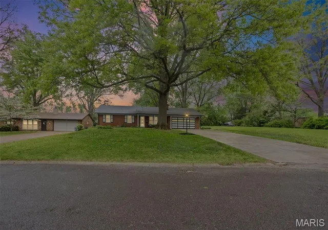 Homes for sale in Belleville, IL | 9 Beth Ann Dr, Belleville, IL 62221 | MLS# MIS26019374