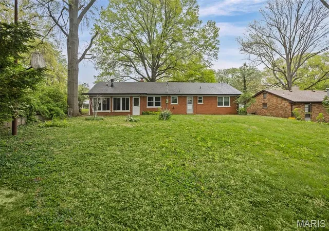 Homes for sale in Belleville, IL | 9 Beth Ann Dr, Belleville, IL 62221 | MLS# MIS26019374