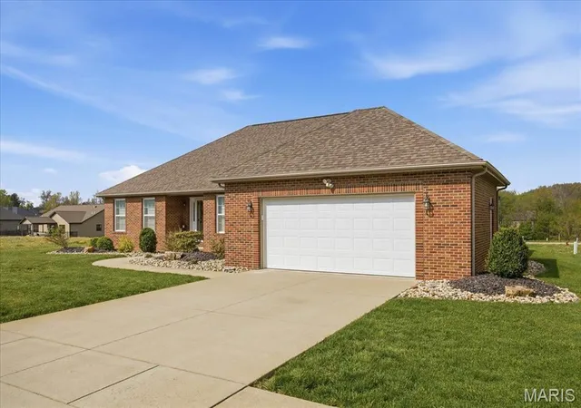 Homes for sale in Trenton, IL | 716 Wedgewood Ln, Trenton, IL 62293 | MLS# MIS26019642