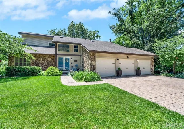 Homes for sale in Fairview Heights, IL | 320 Jubaka Dr, Fairview Heights, IL 62208 | MLS# MIS26019696