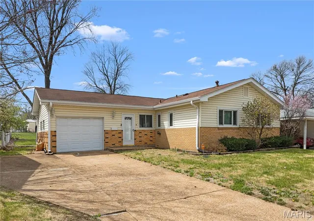 Photo 2 of Single family home for sale at 704 Village Square Dr, Hazelwood, MO 63042 | MLS# MIS26019830 | Listing updated on 2026-04-25