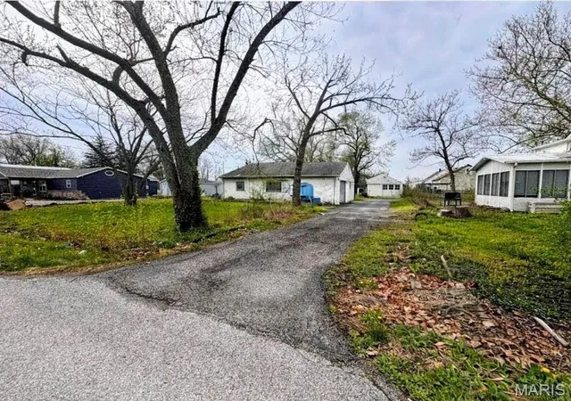 Photo 2 of Single family home for sale at 4074 Breckenridge Ln, Granite City, IL 62040 | MLS# MIS26019850 | Listing updated on 2026-08-31