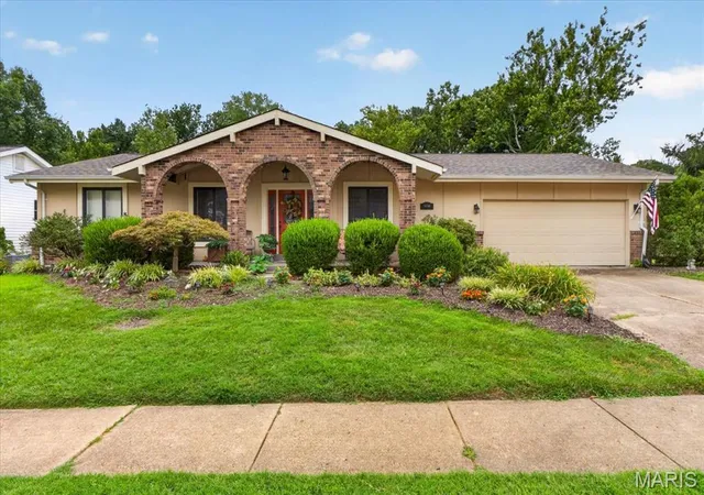 Photo 1 of Sale Pending at 15446 Grantley Dr, Chesterfield, MO 63017 | MLS# MIS26019899 | Listing updated on 2026-09-07