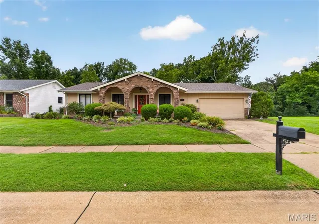 Photo 2 of Sale Pending at 15446 Grantley Dr, Chesterfield, MO 63017 | MLS# MIS26019899 | Listing updated on 2026-09-07