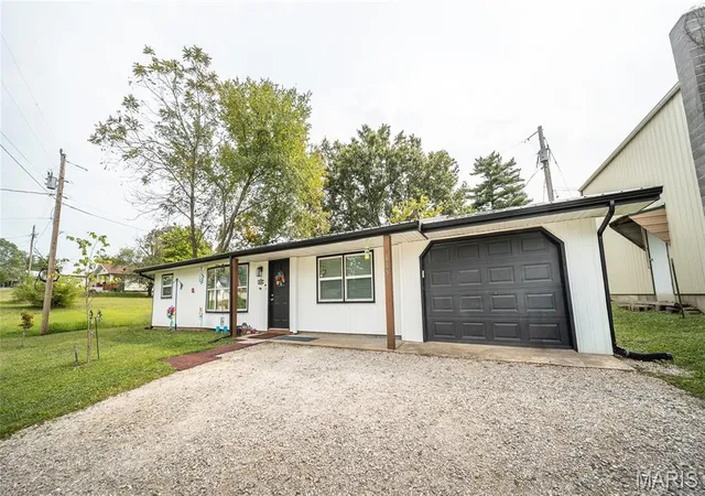 Homes for sale in Dixon, MO | 615 W 4th St, Dixon, MO 65459 | MLS# MIS26020074