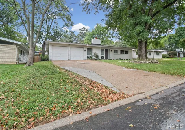 Photo 3 of Single family home for sale at 370 Allen Dr, Florissant, MO 63033 | MLS# MIS26020086 | Listing updated on 2026-10-08