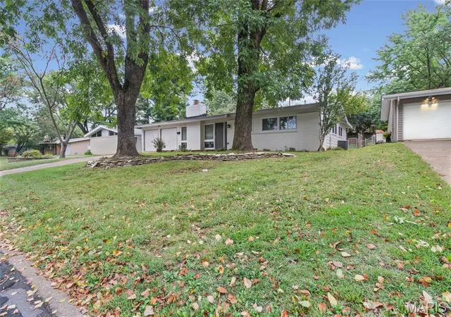 Photo 3 of Single family home for sale at 370 Allen Dr, Florissant, MO 63033 | MLS# MIS26020086 | Listing updated on 2026-10-08