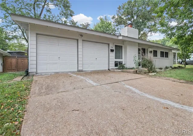 Photo 4 of Single family home for sale at 370 Allen Dr, Florissant, MO 63033 | MLS# MIS26020086 | Listing updated on 2026-10-08