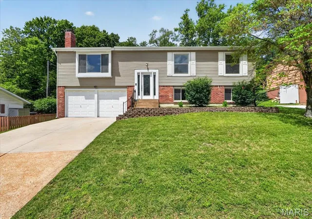 Homes for sale in Manchester, MO | 719 La Bonne Pkwy, Manchester, MO 63021 | MLS# MIS26020118