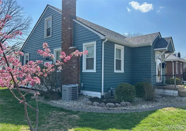 Homes for sale in Belleville, IL | 150 N 31st St, Belleville, IL 62226 | MLS# MIS26020169