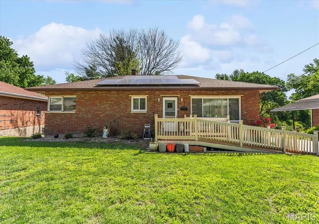 Homes for sale in Alton, IL | 223 Hy Vista Dr, Alton, IL 62002 | MLS# MIS26020217