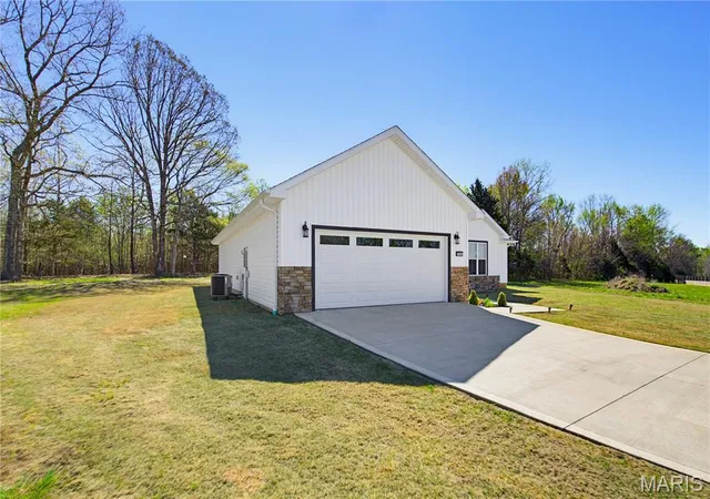 3rd image of 194 Duranda Dr, Poplar Bluff, MO 63901 | MLS# MIS26020230