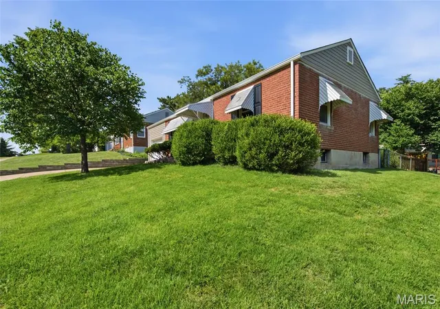 Homes for sale in Webster Groves, MO | 1550 Grant Rd, Webster Groves, MO 63119 | MLS# MIS26020392