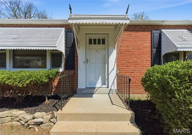 Homes for sale in Webster Groves, MO | 1550 Grant Rd, Webster Groves, MO 63119 | MLS# MIS26020392