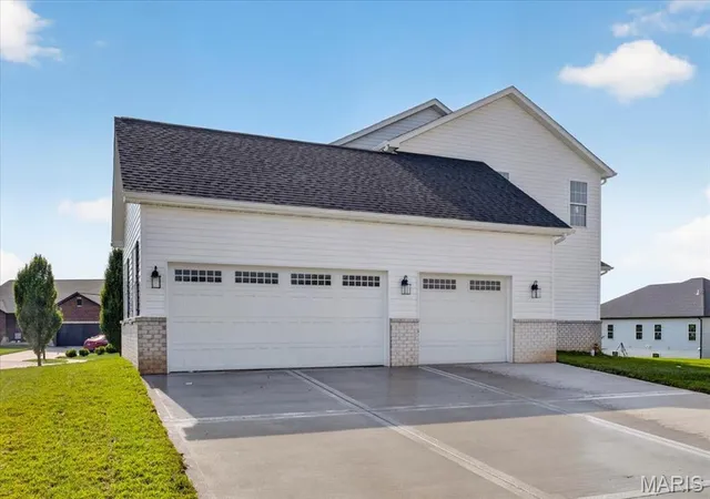 Photo 3 of Single family home for sale at 1228 Belclare Ct, O Fallon, IL 62269 | MLS# MIS26020465 | Listing updated on 2026-09-13
