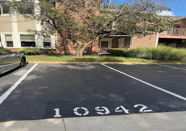 Photo 2 of Condo for sale at 10942 Vauxhall Dr, Saint Louis, MO 63146 | MLS# MIS26020585 | Listing updated on 2026-08-29