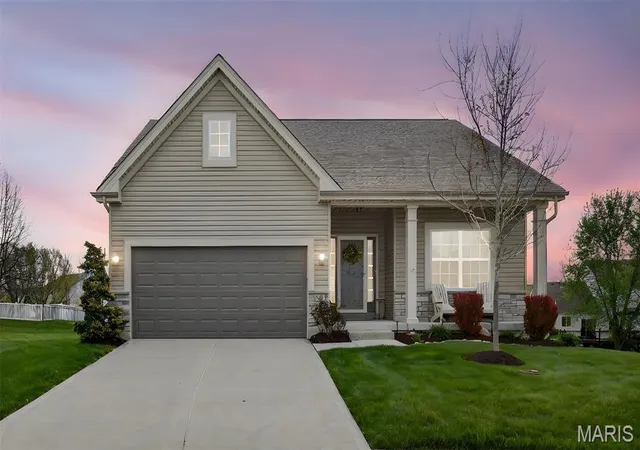 Photo 2 of Single family home for sale at 527 Columbia Downs, Lake Saint Louis, MO 63367 | MLS# MIS26021166 | Listing updated on 2026-04-14
