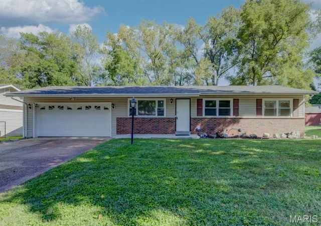 Photo 1 of Sale Pending at 10801 Canter Way Dr, Unincorporated, MO 63114 | MLS# MIS26021343 | Listing updated on 2026-09-23
