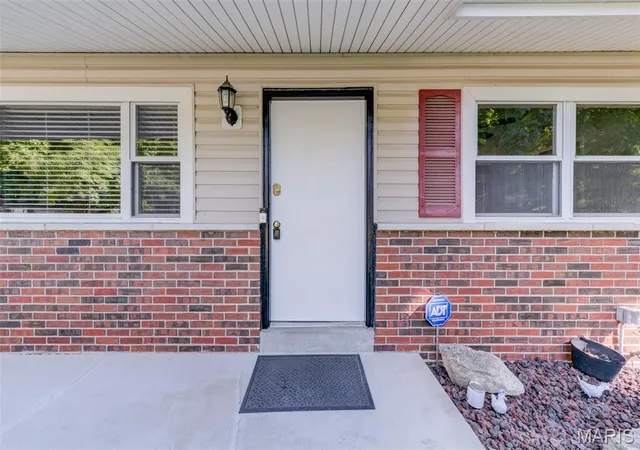 Photo 2 of Sale Pending at 10801 Canter Way Dr, Unincorporated, MO 63114 | MLS# MIS26021343 | Listing updated on 2026-09-23
