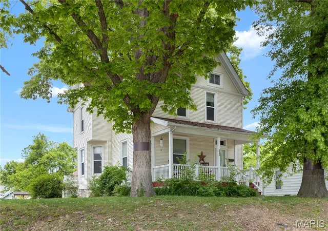 Photo 2 of Single family home for sale at 3302 College Ave, Alton, IL 62002 | MLS# MIS26021418 | Listing updated on 2026-09-14