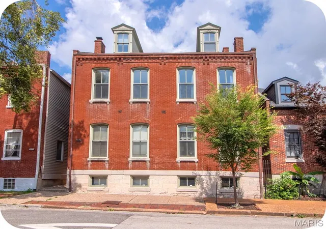 Photo 1 of Sale Pending at 2343 Menard St, Saint Louis, MO 63104 | MLS# MIS26021615 | Listing updated on 2026-08-10