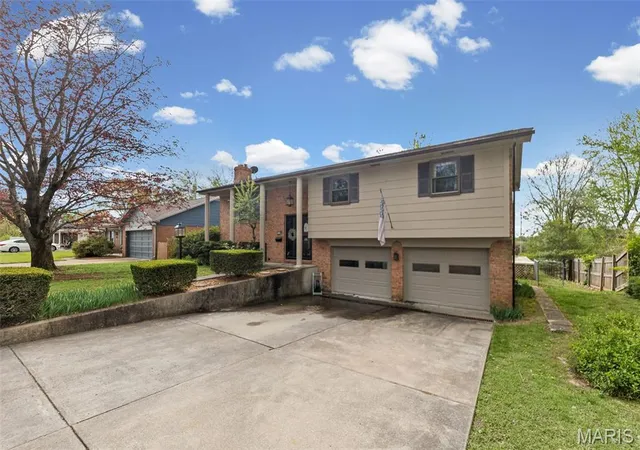 Homes for sale in Belleville, IL | 7719 Myrtlewood Dr, Belleville, IL 62223 | MLS# MIS26021697