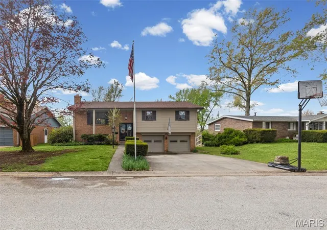 Homes for sale in Belleville, IL | 7719 Myrtlewood Dr, Belleville, IL 62223 | MLS# MIS26021697