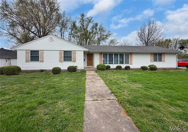 Homes for sale in Bowling Green, MO | 1020 W Taylor St, Bowling Green, MO 63334 | MLS# MIS26021749