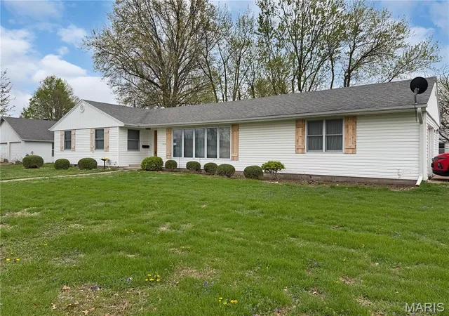 Homes for sale in Bowling Green, MO | 1020 W Taylor St, Bowling Green, MO 63334 | MLS# MIS26021749