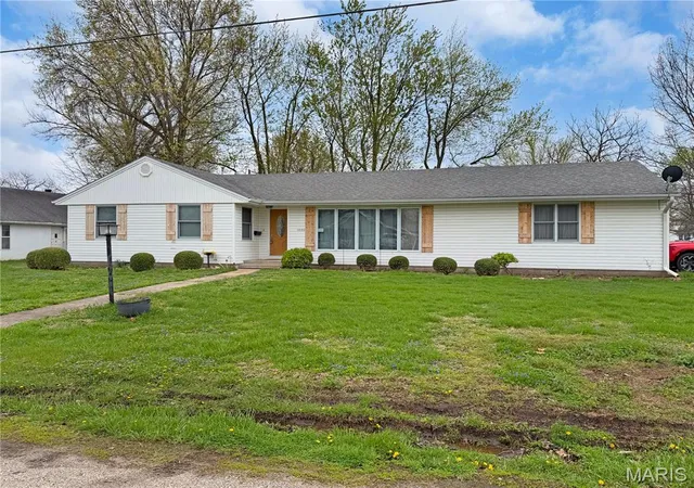 Homes for sale in Bowling Green, MO | 1020 W Taylor St, Bowling Green, MO 63334 | MLS# MIS26021749