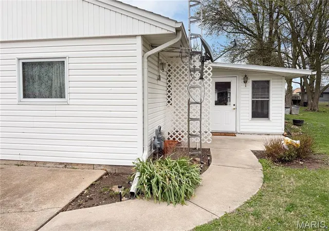 Homes for sale in Bowling Green, MO | 1020 W Taylor St, Bowling Green, MO 63334 | MLS# MIS26021749