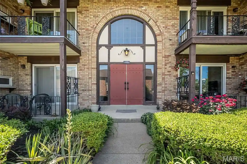 Listing Photo 2 - Condo for sale in 11816 Cresta Verde Dr located at 11816 Cresta Verde Dr, St. Louis, MO 63146 - Unit 11816 Cresta Verde Dr