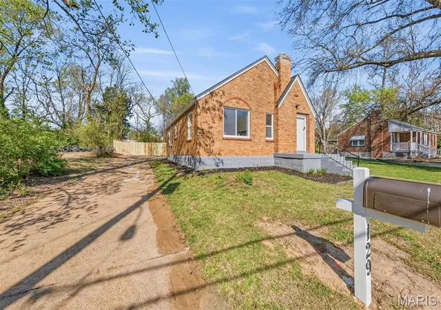 Homes for sale in Ferguson, MO | 129 N Dade Ave, Ferguson, MO 63135 | MLS# MIS26021887