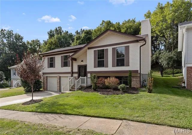 Single family home for sale at 559 Vernal Hl Ct, Ballwin, MO 63021 | MLS# MIS26021889 | Listing updated on 2026-10-05
