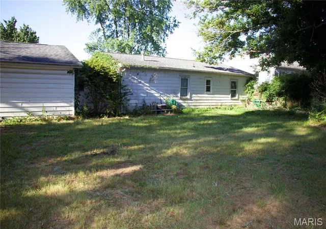 Homes for sale in Belleville, IL | 621 Bernard Dr, Belleville, IL 62223 | MLS# MIS26022202