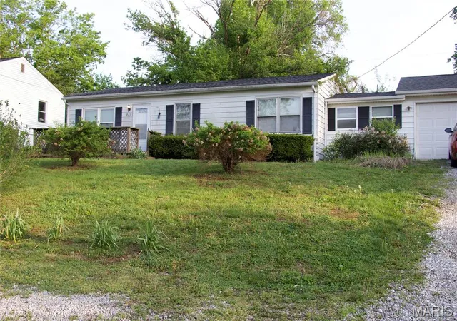 Homes for sale in Belleville, IL | 621 Bernard Dr, Belleville, IL 62223 | MLS# MIS26022202