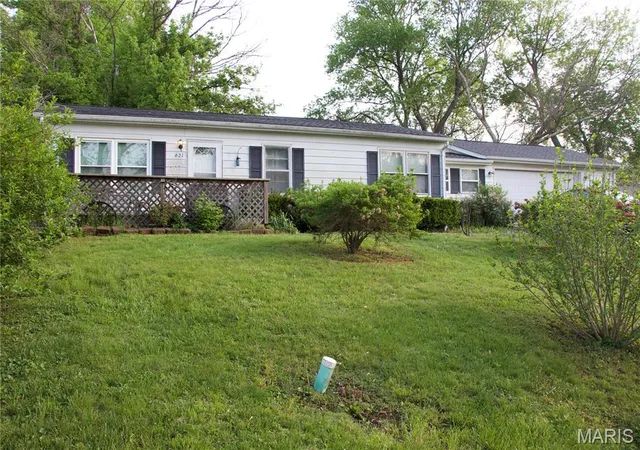 Homes for sale in Belleville, IL | 621 Bernard Dr, Belleville, IL 62223 | MLS# MIS26022202