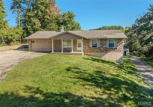 Photo 1 of Single family home for sale at 3524 Scenic Circle Dr, St Louis, MO 63129 | MLS# MIS26022235 | Listing updated on 2026-10-09