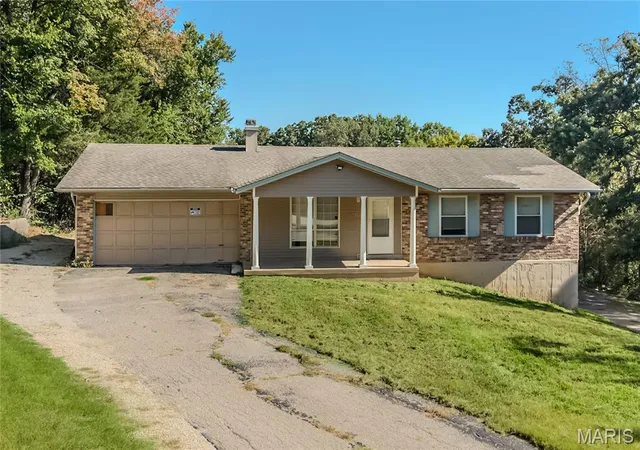 Photo 2 of Single family home for sale at 3524 Scenic Circle Dr, St Louis, MO 63129 | MLS# MIS26022235 | Listing updated on 2026-10-09