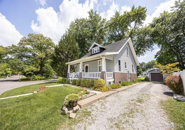 Photo 3 of Sale Pending at 102 S 35th St S, Belleville, IL 62226 | MLS# MIS26022366 | Listing updated on 2026-08-22