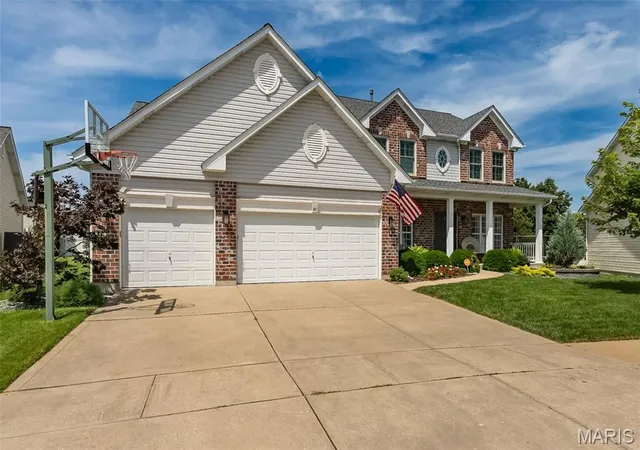 Homes for sale in Fenton, MO | 46 Heritage Pointe Cir, Fenton, MO 63026 | MLS# MIS26022408