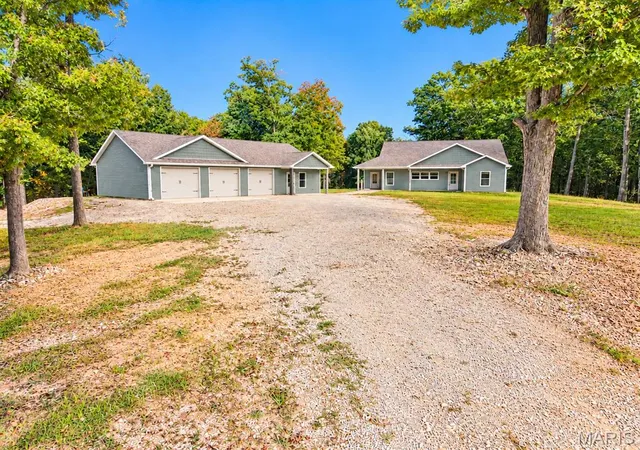 Photo 2 of Single family home for sale at 10562 Scarlet Ridge Dr, Potosi, MO 63664 | MLS# MIS26022438 | Listing updated on 2026-10-20