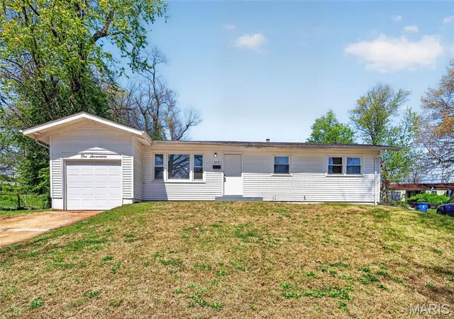 image of 117 Bayview Dr, Saint Louis, MO 63135 | MLS# MIS26022540
