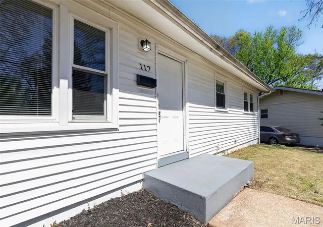 image of 117 Bayview Dr, Saint Louis, MO 63135 | MLS# MIS26022540