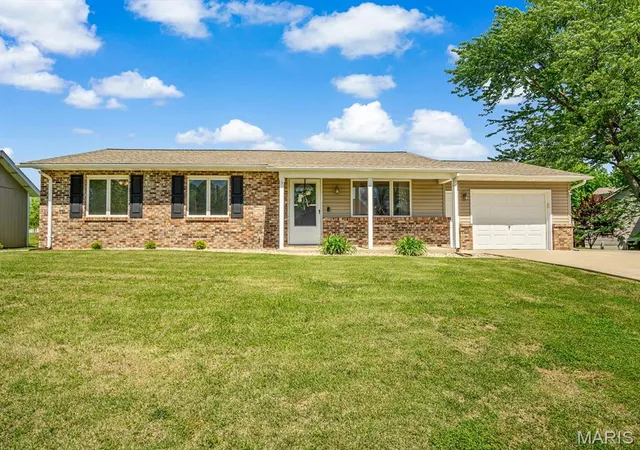 Homes for sale in Edwardsville, IL | 336 E Lake Dr, Edwardsville, IL 62025 | MLS# MIS26022544
